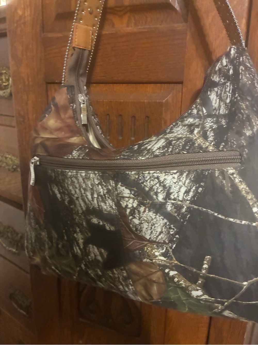 Mossy Oak Brown and Green Camo Crossbody Wallet - Picture 4 of 8